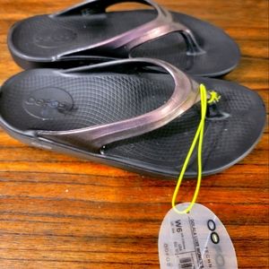 OOFOS Flip Flops